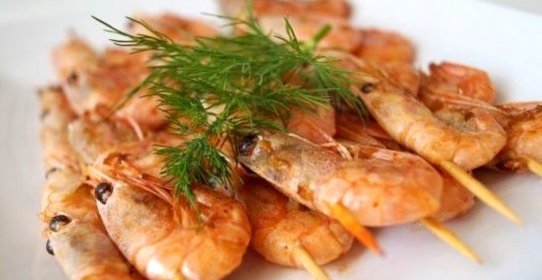 Шашлык из креветок на сковороде