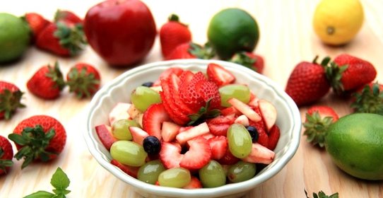 Фруктовый салат с медовым сиропом