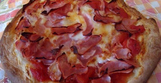 Пицца с ветчиной и помидорами