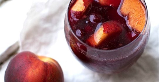 Вино красное с фруктами