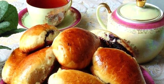Пирожки с черникой из дрожжевого теста