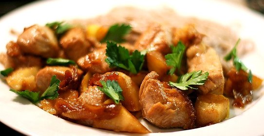 Индейка с яблоками и луком