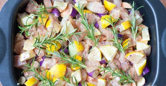 Куриная грудка запеченная с бататом, баклажанами, лимонами и розмарином