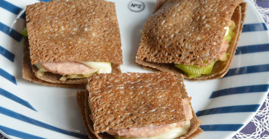 Блинчики с консервированной ветчиной и луком-порей