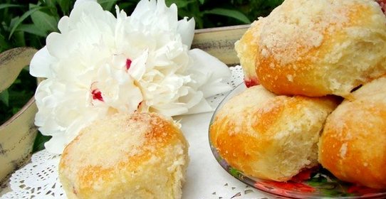 Булочки с вишней