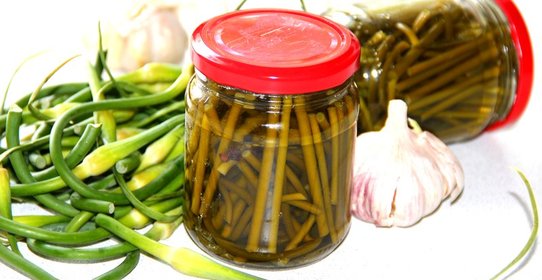 Маринованные стрелки чеснока