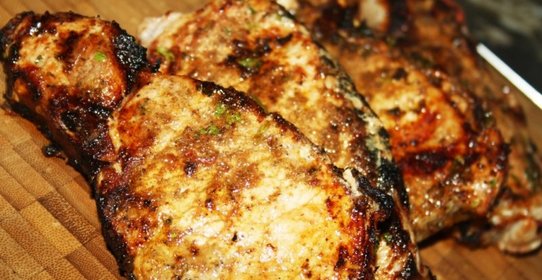 Стейки из свиной корейки в томатном маринаде