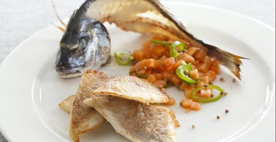 Дорада с сальсой из папайи