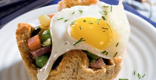 Гнезда из хлеба с овощами и перепелиными яйцами