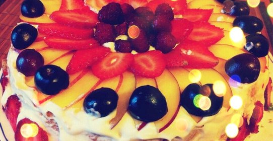 Фруктовый торт со взбитыми сливками