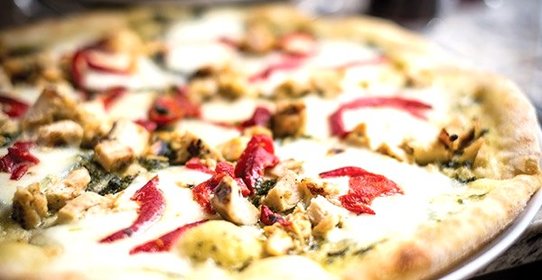 Пицца с курицей и моцареллой