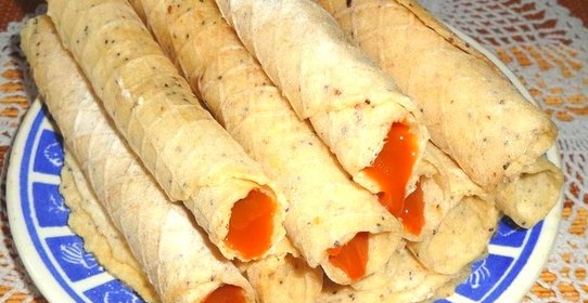 Вафельные трубочки с молотым орехом и сгущенкой