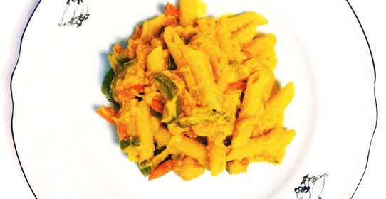 Пенне с тыквой, овощами и креветками