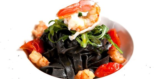 Тальолини неро с креветками и черри