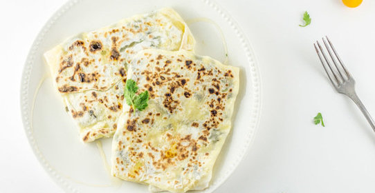 Домашние лепешки со шпинатом и сыром фета