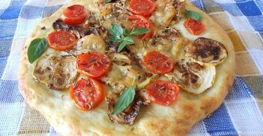 Картофельная пицца с томатами и кабачками