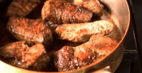 Тушеная говядина в винном соусе