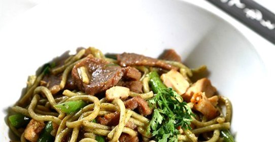 Жареные овощи с грибами, кунжутным маслом и соевым соусом