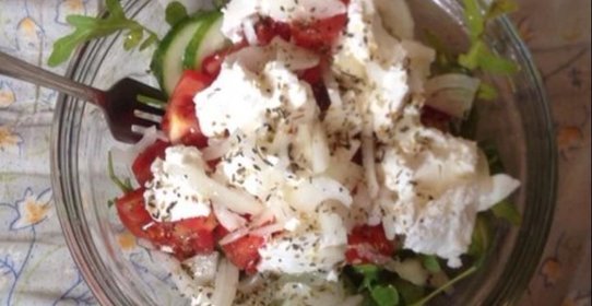 Овощной салат с фетой, рукколой и заправкой на лимонном соке