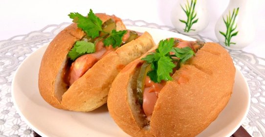 Булочки с сардельками и сыром в микроволновке