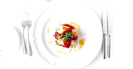 Фаршированные кальмары на тартаре из томатов