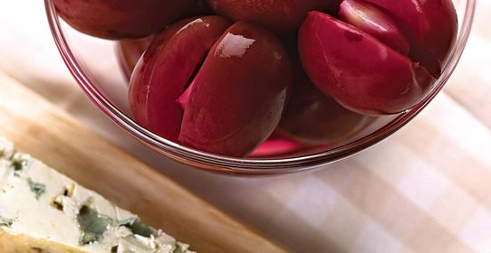 Сливы, маринованные с чесноком