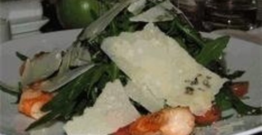 Салат с креветками и пармезаном