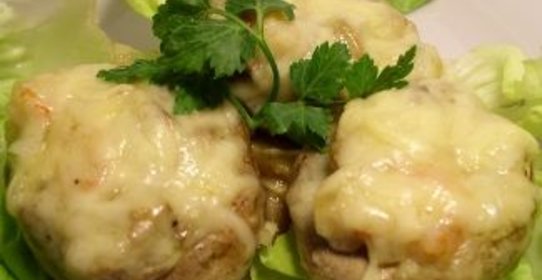 Жюльен из креветок с белым вином в шампиньонах