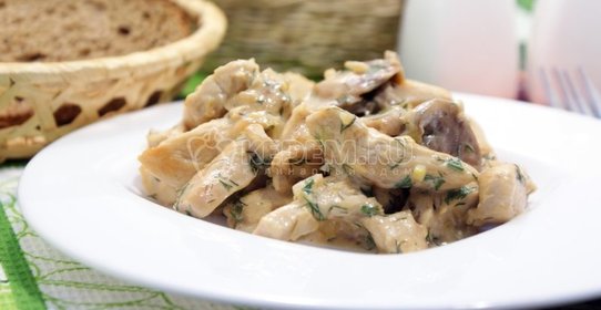Курица тушеная с грибами