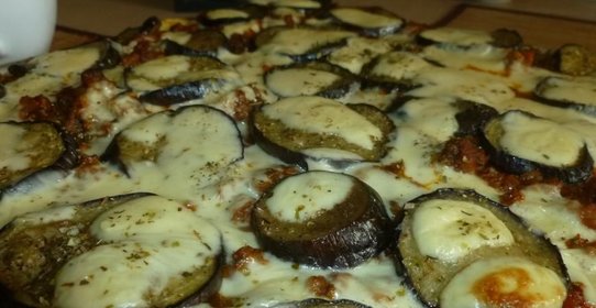 Мясная пицца с баклажанами и брынзой