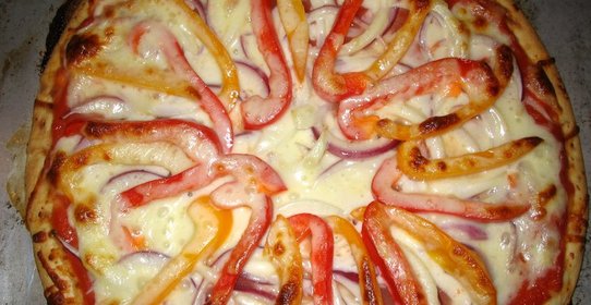 Пицца с перцем и помидорами