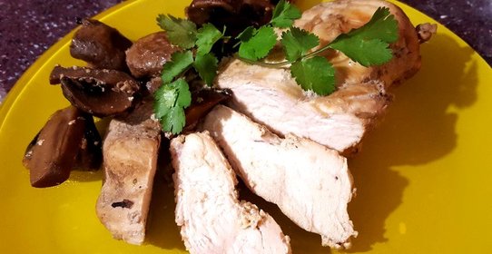 Куриная грудка с шампиньонами в мультиварке