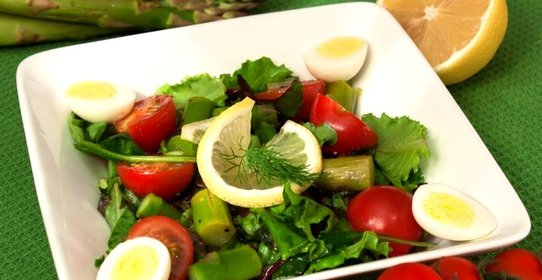 Салат с помидорами, спаржей и яйцами