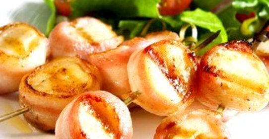 Маринованные морские гребешки на шпажках из розмарина на гриле