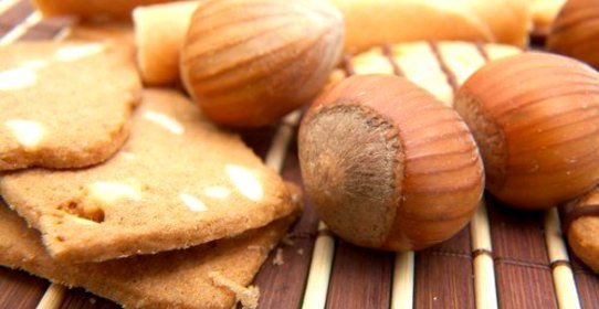 Медовое печенье с корицей и лесными орехами