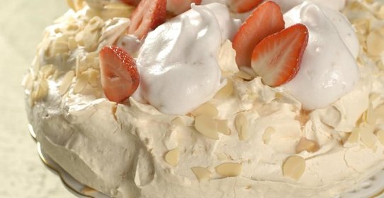 Торт Павлова с клубникой