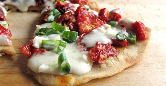 Пицца с солеными помидорами