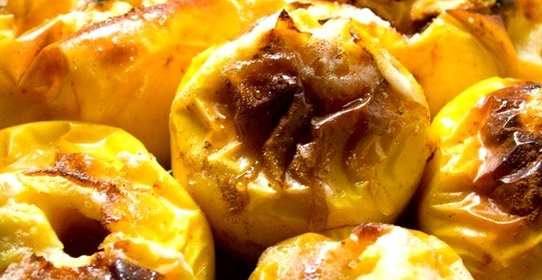 Печеные яблоки с ягодным вареньем