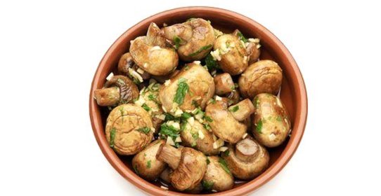 Жареные грибы с чесноком, петрушкой и лимонным соком