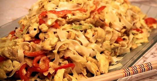 Лапша с куриной грудкой, овощами и кокосовым молоком по‑тайски