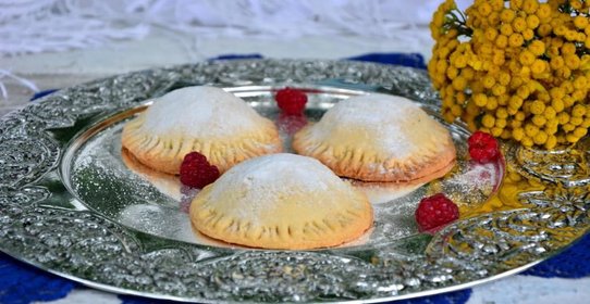 Пирожки из песочного теста с малиной