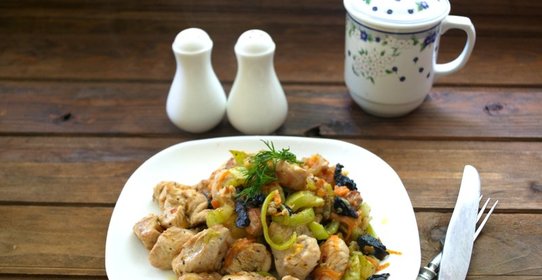 Мясо с черносливом тушеное