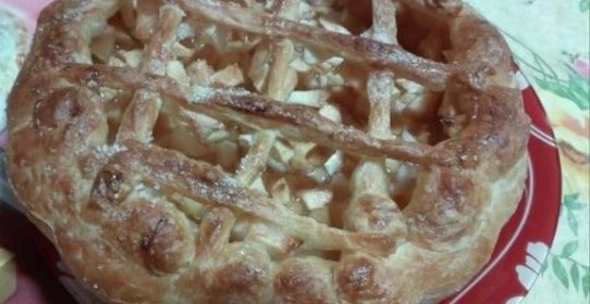Слоеный пирог с яблоками и корицей