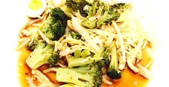 Cалат из брокколи с курицей в имбирно-чесночном соусе