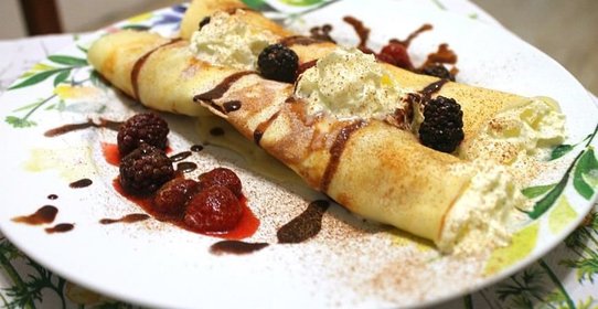 Французские блинчики с ягодами и взбитыми сливками