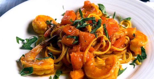 Паста с креветками, сливочно-томатным соусом и вермутом