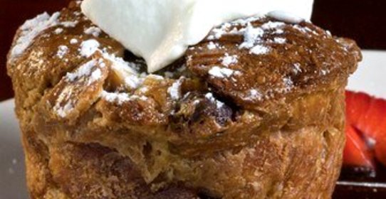 Корзиночки из хлеба с клубничной начинкой и коричневым маслом