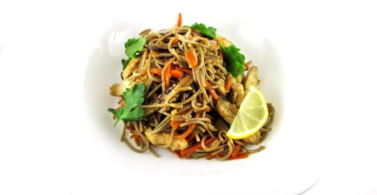 Гречневая лапша с грибами шиитаке и курицей