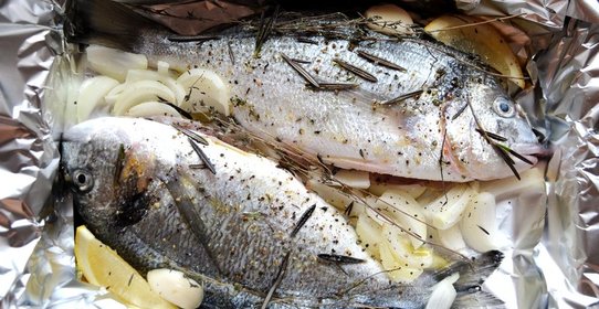 Дорада с розмарином и тимьяном