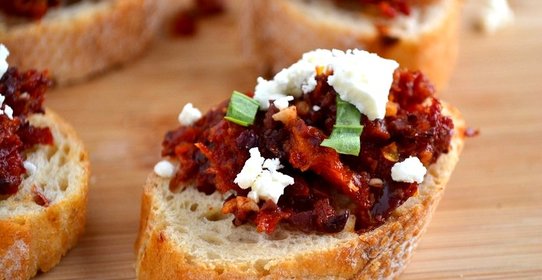 Брускетта с вялеными помидорами